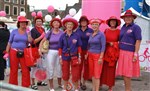 Ladies met rode hoeden