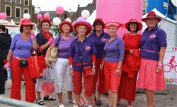 Ladies met rode hoeden
