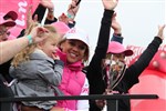 Indy besluit het feest zingend