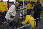 Fietsen repareren is een stuk leuker zonder regen!
