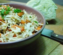 Salade van witte kool en rauwe ham