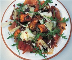 Recept: salade van geroosterde pompoen, prosciutto en Parmezaanse kaas