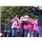 Marieke Leurink van Pink Ribbon omhelst Leontien na de uitreiking van de cheque