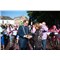Burgemeester Rombouts neemt het afscheidskadootje in ontvangst